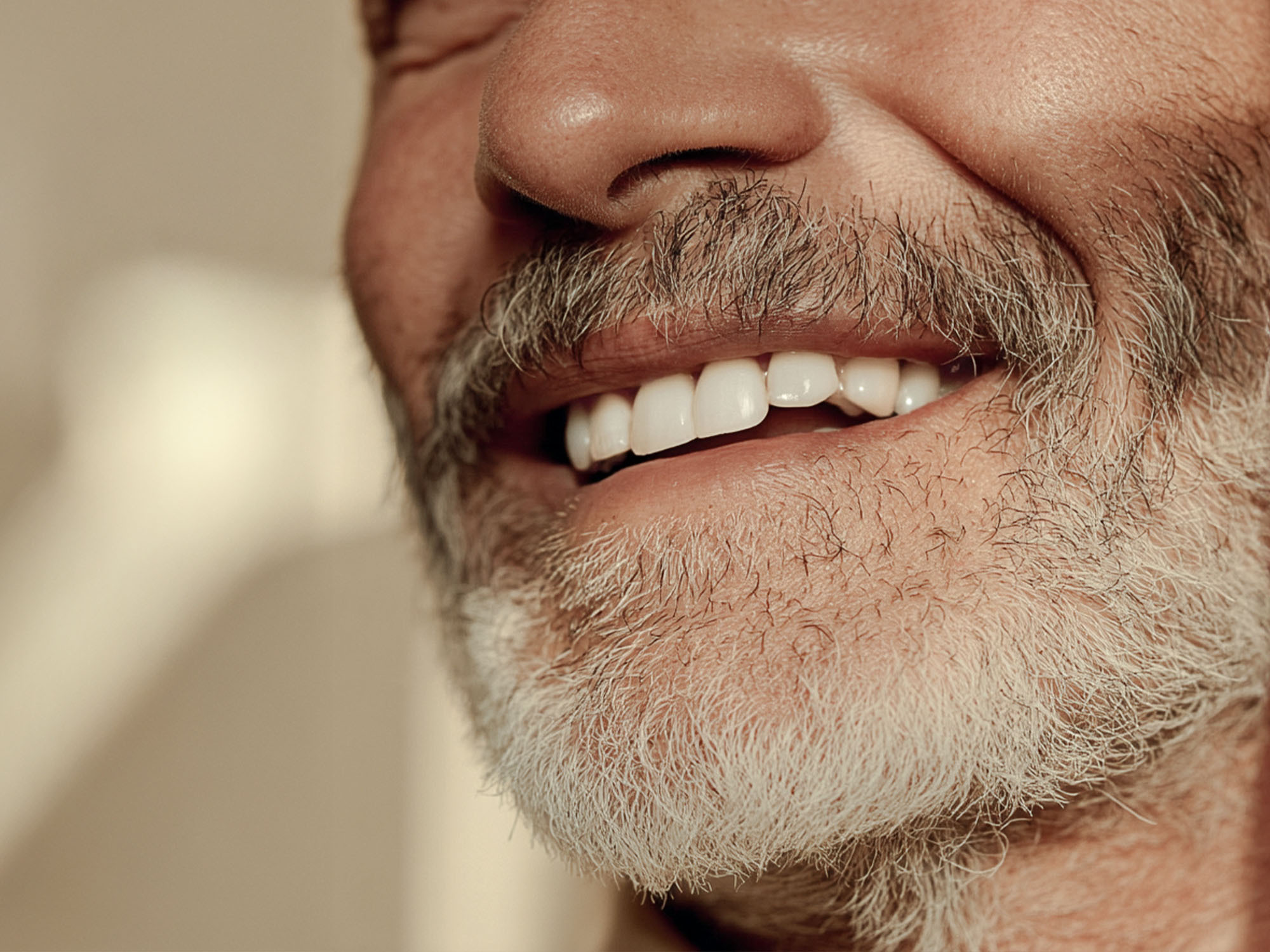 Lächelnder Mann in warmem Licht