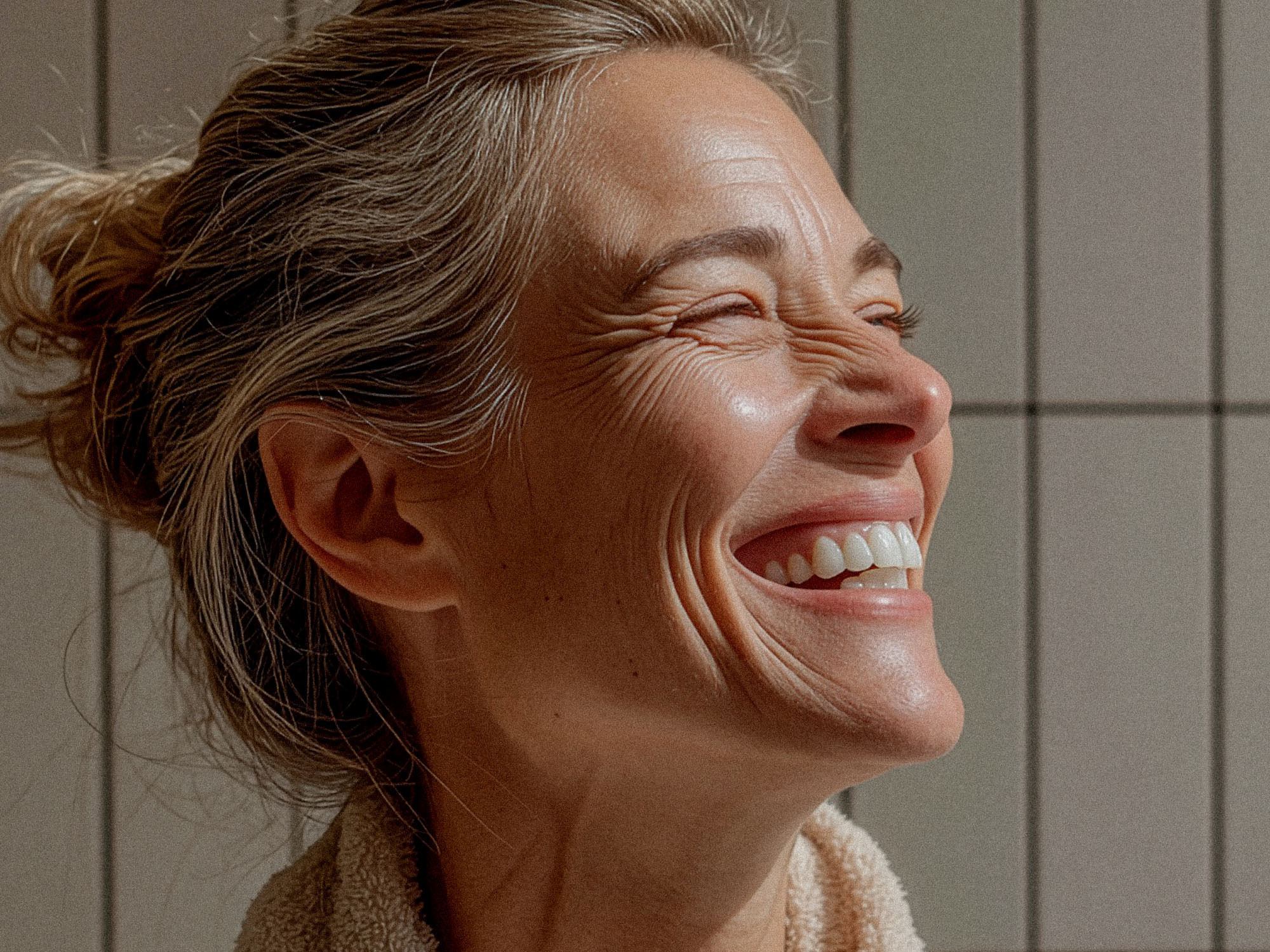 Natürliches Lächeln im Sonnenlicht