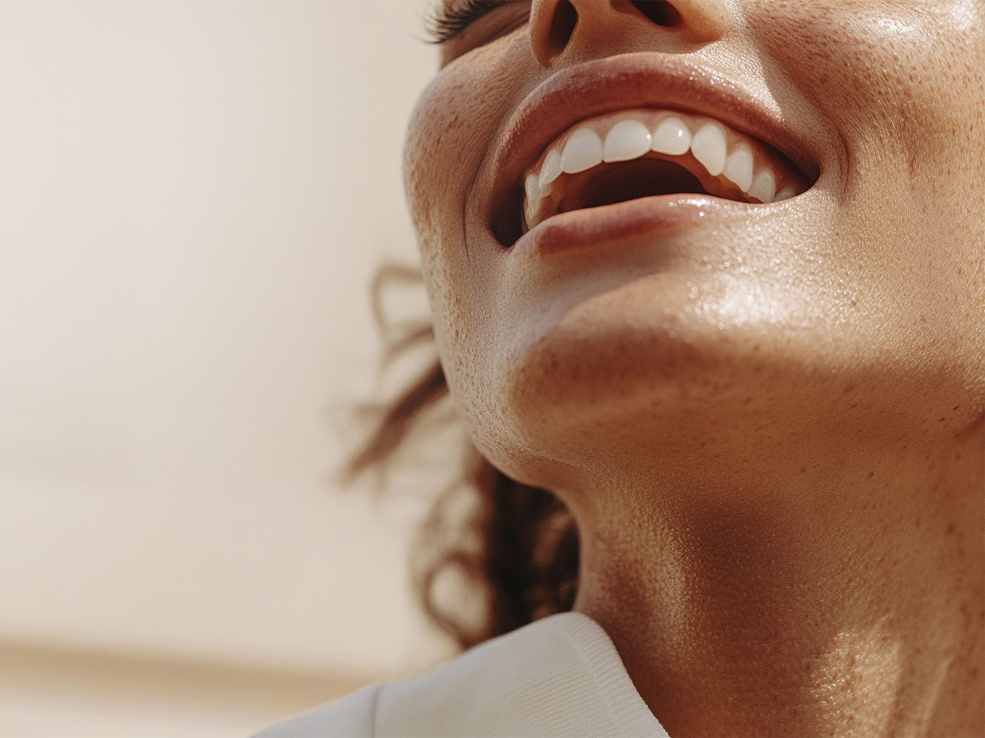 Authentisches Lachen und natürliche Zähne