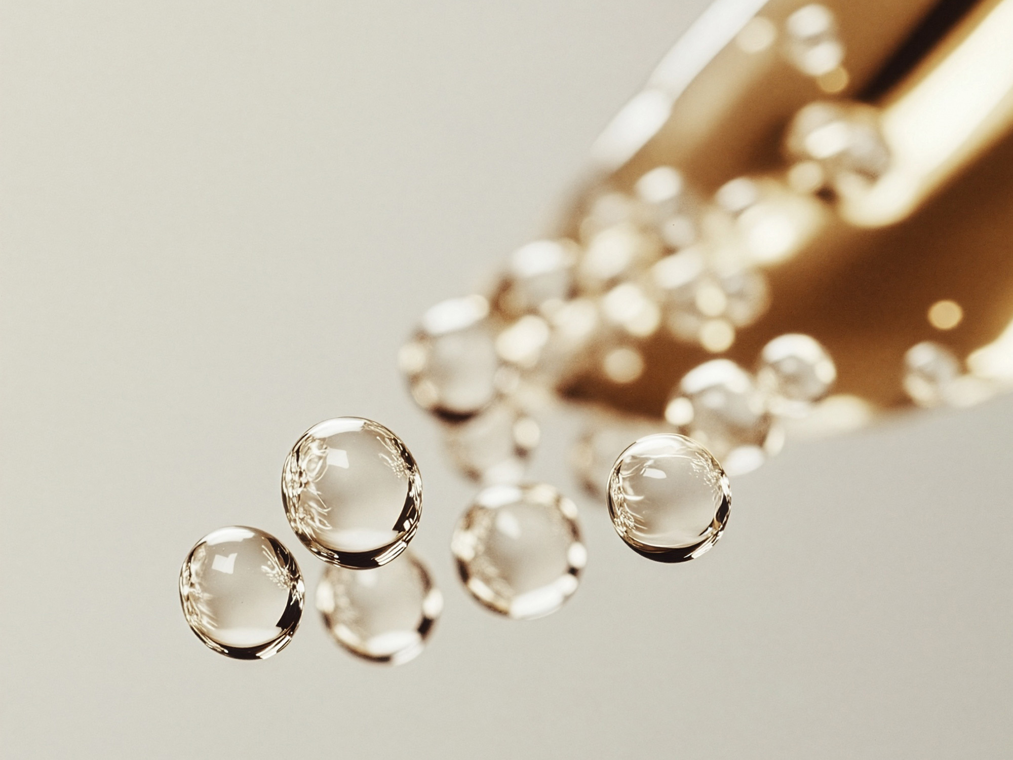 Transparente Tropfen in Bewegung